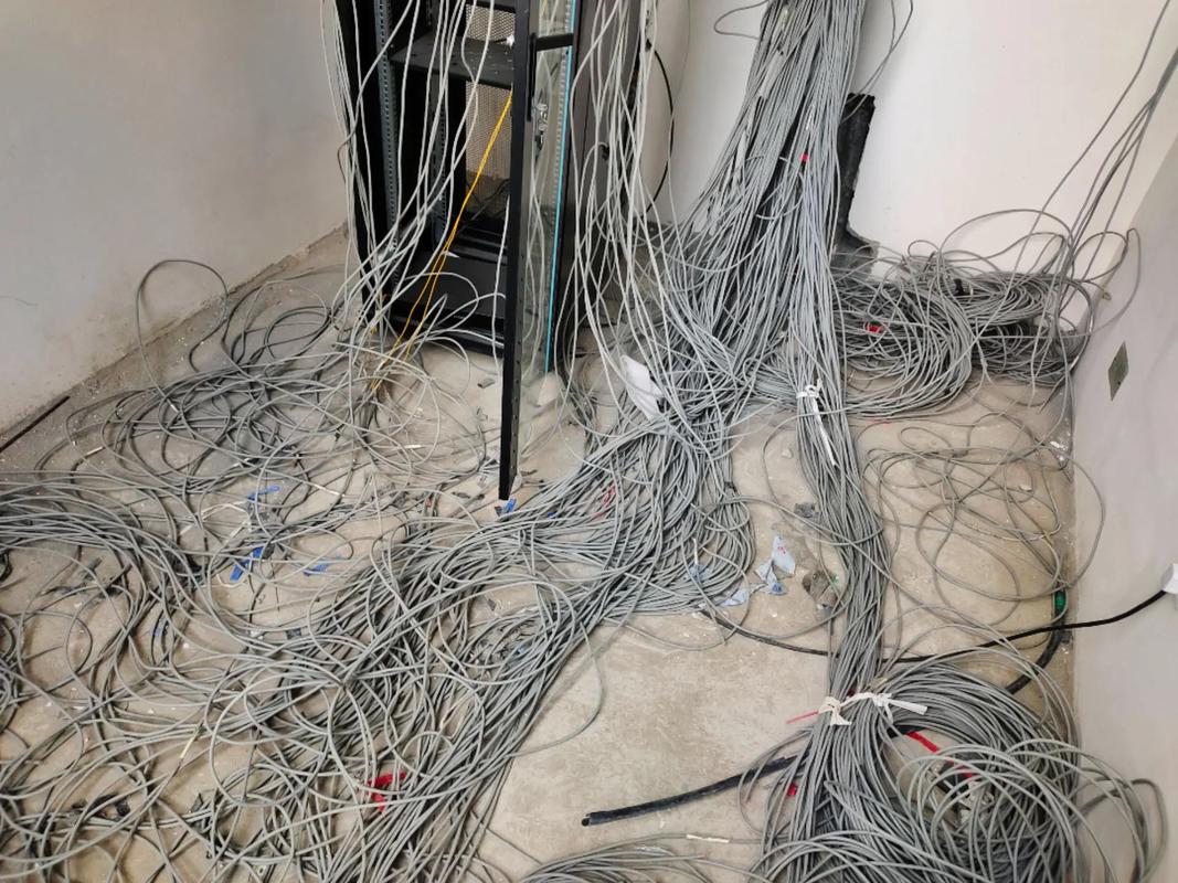 监控弱电机柜理线上架实战 打造规范、高效的综合布线系统